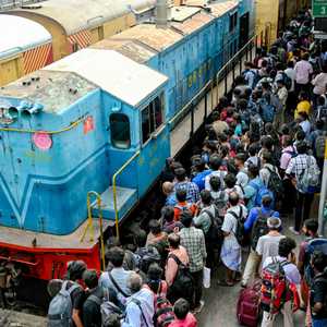 المحطات والقطارات في الهند تشهد ازدحاما شديدا