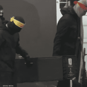 لحظة تسليم جثامين المحتجزين