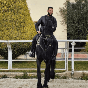 أحمد الشرع وهو يمتطي حصانا أسود