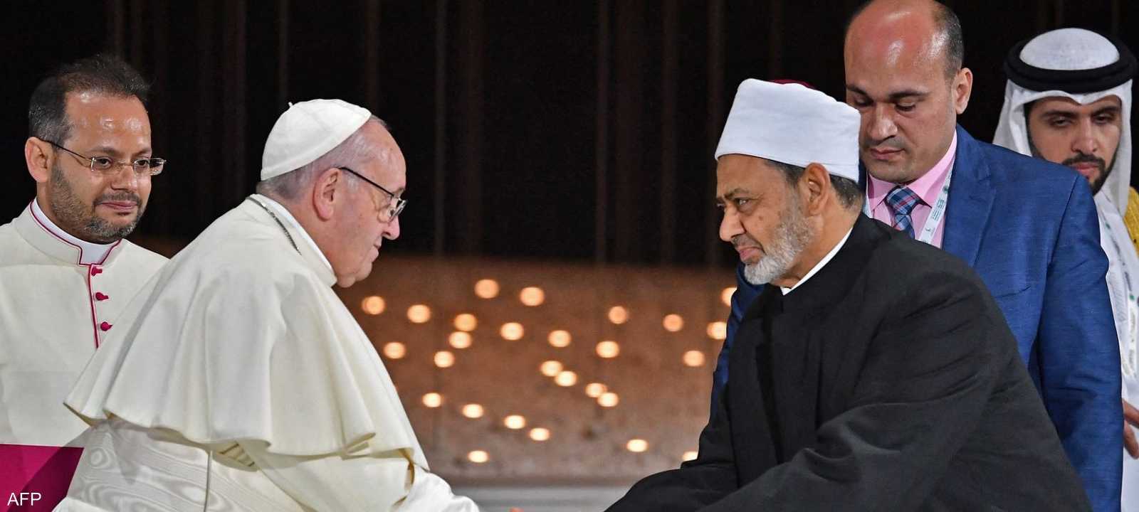 البابا فرنيس خلال لقائه في أبوظبي بشيخ الأزهر أحمد الطيب