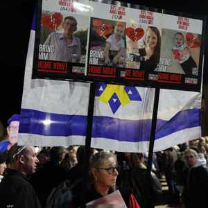 لافتة تحمل صور عائلة بيباس_أرشيف