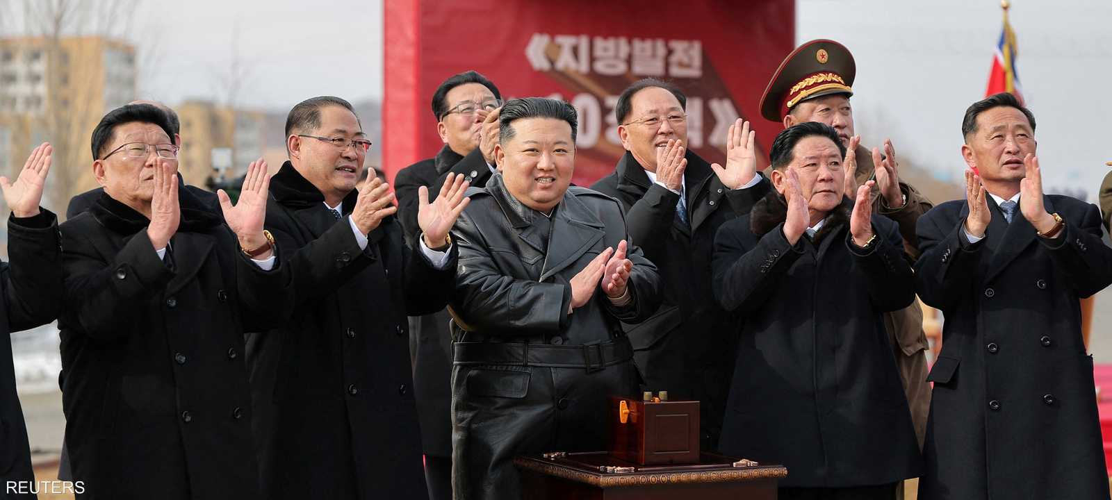 أرشيفية لزعيم كوريا الشمالية كيم جونغ أون وعدد من المسؤولين