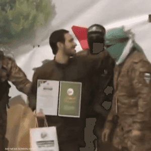 الإسرائيلي المفرج عنه يقبل رأس عنصر من عناصر القسام