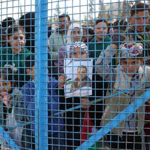 فلسطينيون ينتظرون إطلاق سراح المعتقلين