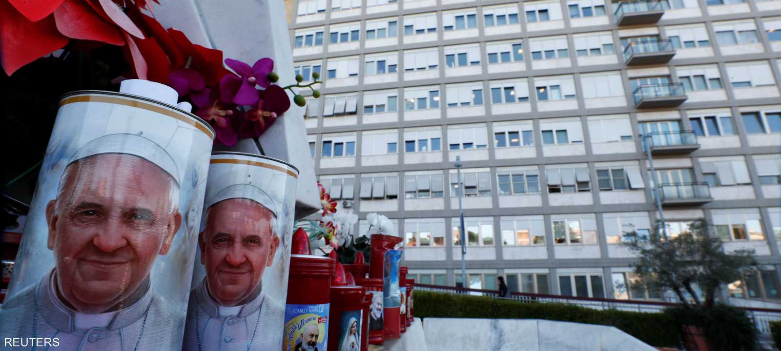 دخل بابا الفاتيكان مستشفى جيميلي في روما