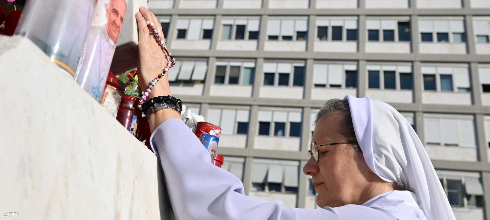 راهبة تصلي خارج مستشفى جيميلي حيث يرقد البابا فرانسيس