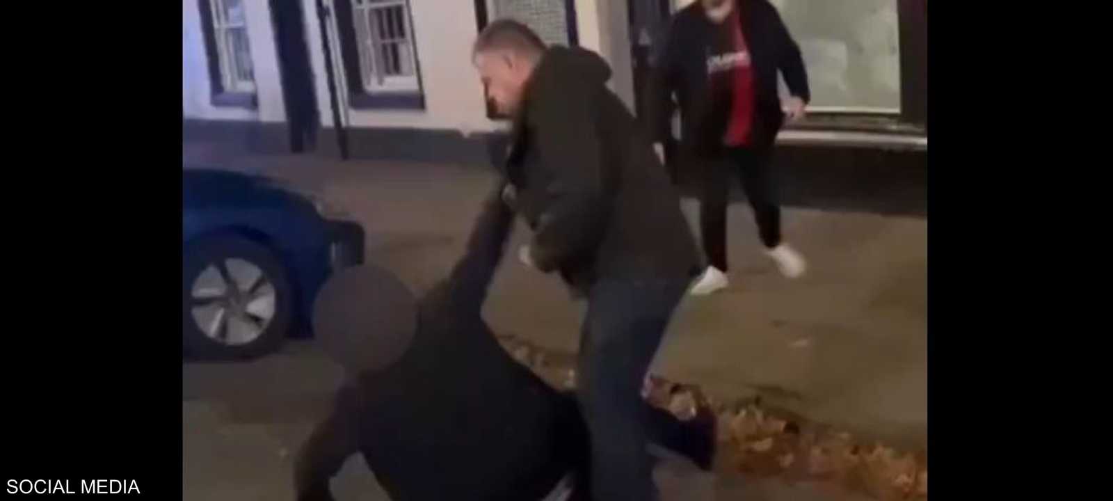 النائب انهال بالضرب على رجل