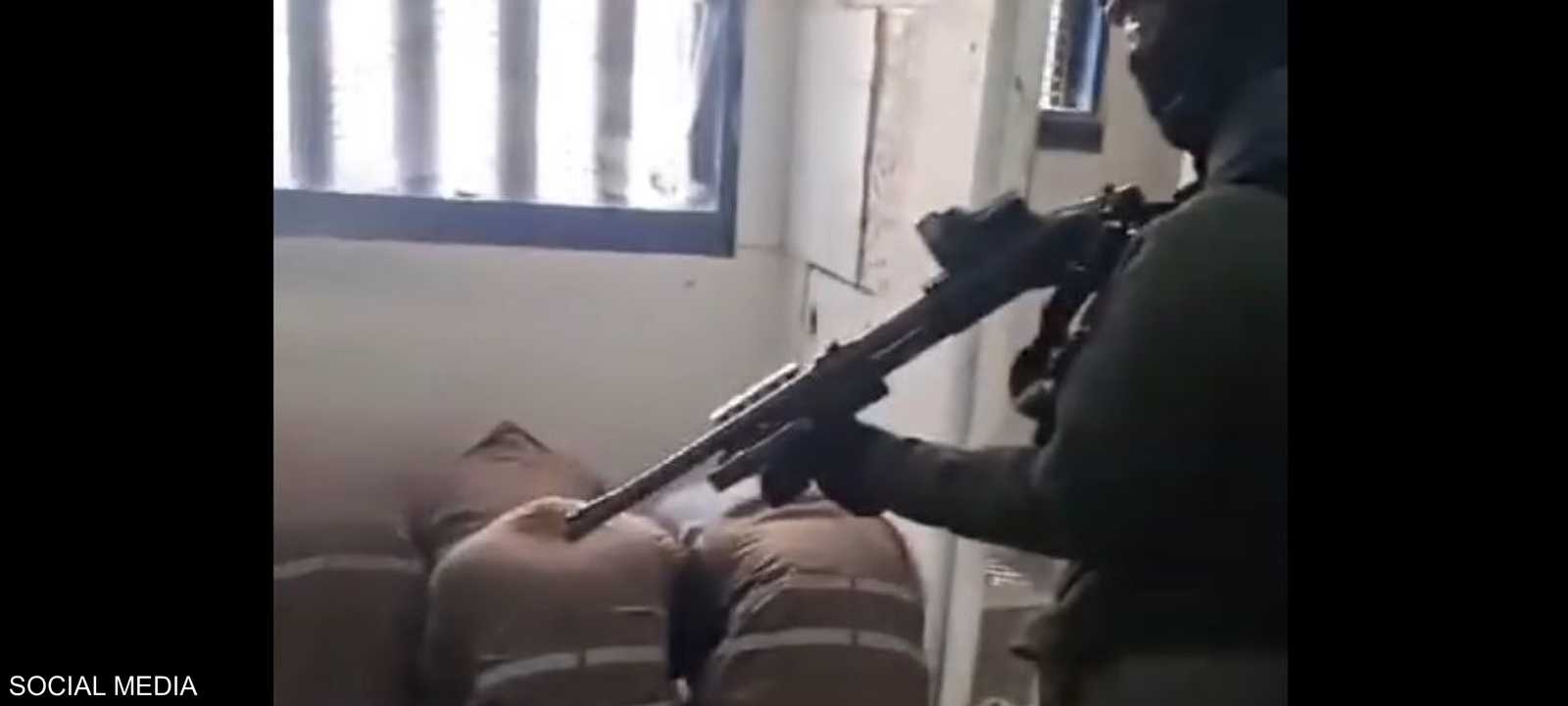 طلاء الجدار تم تحت تهديد السلاح