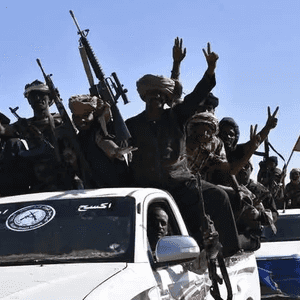 شاحنة تحمل عناصر من "قوات درع السودان"