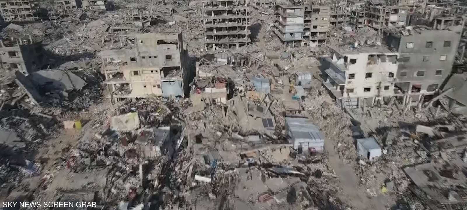 من ركام الحجارة.. فلسطيني يعيد بناء منزله بعد تدميره بالكامل