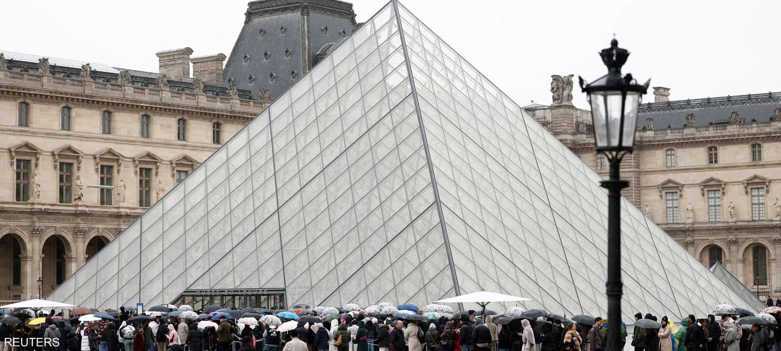 متحف اللوفر في باريس