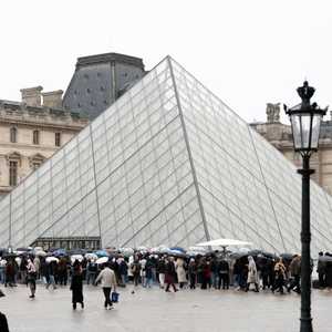 متحف اللوفر في باريس
