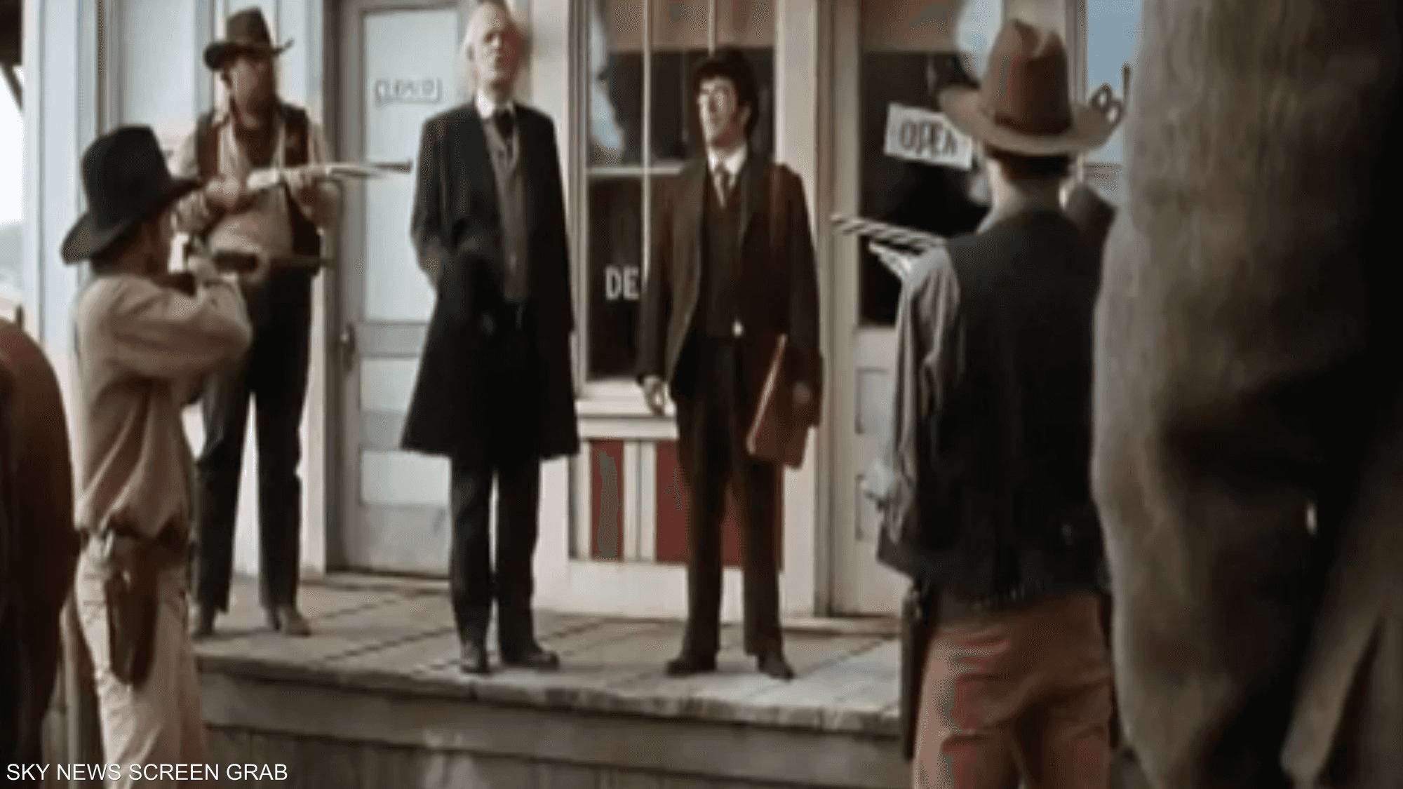 شكوك وتساؤلات عن سبب وفاة جين هاكمان وزوجته وكلبهما