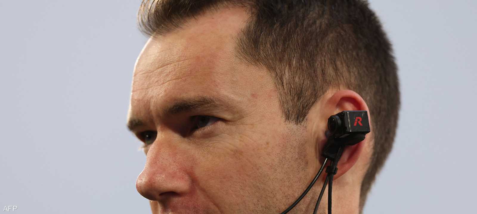 الحكم الأسترالي جاريد جيليت يرتدي كاميرا مثبتة على رأسه