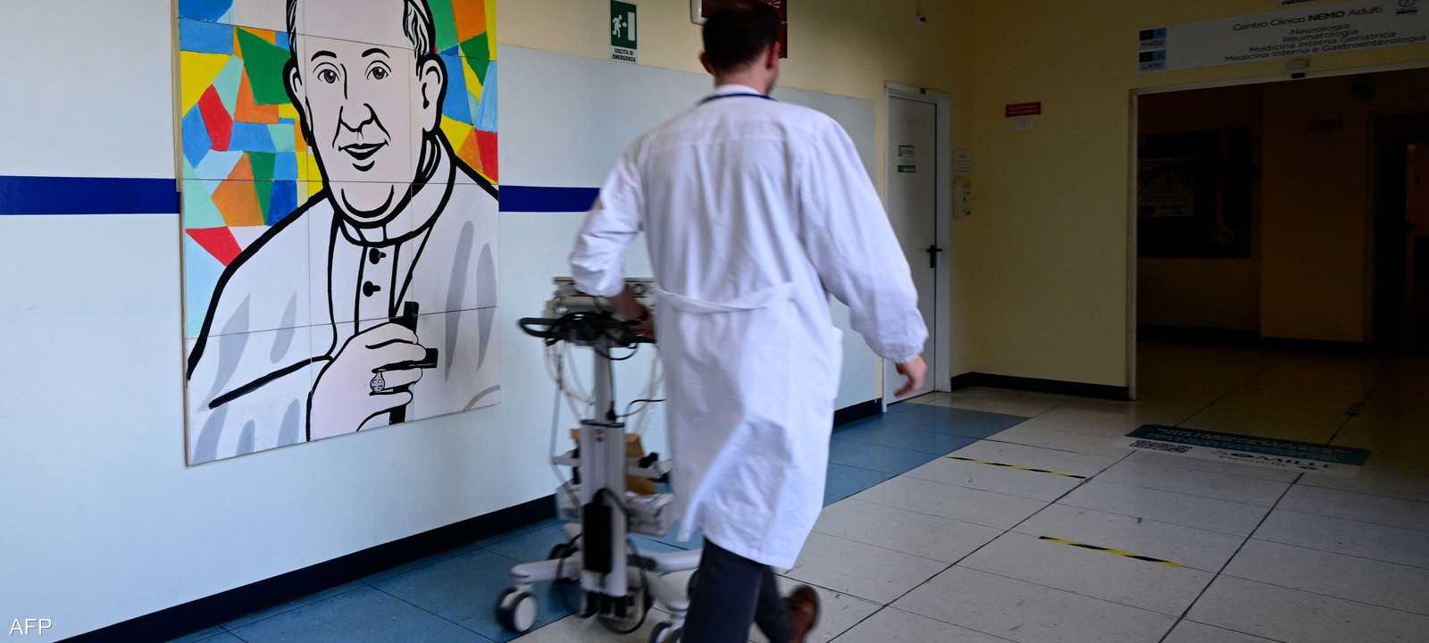 عمل فني يجسد البابا في المستشفى الذي يتلقى به العلاج