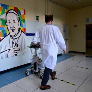 عمل فني يجسد البابا في المستشفى الذي يتلقى به العلاج