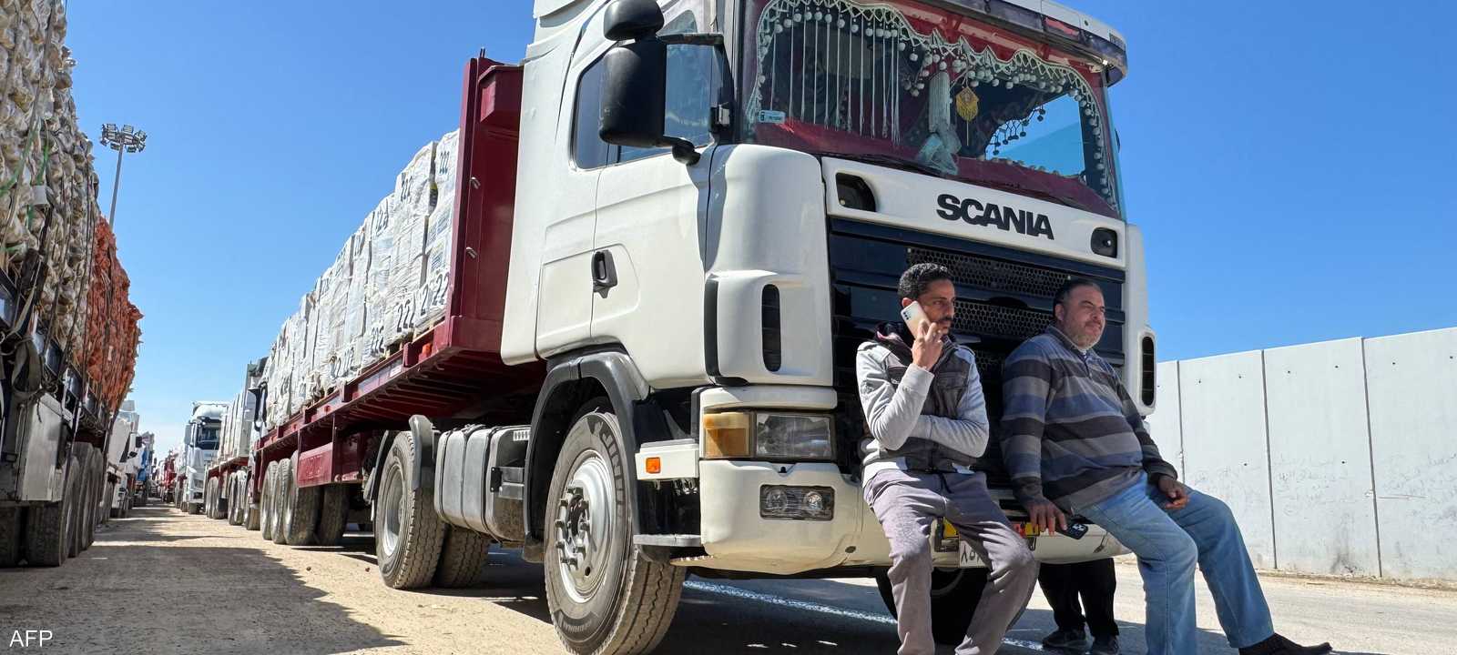 سائقو شاحنات على الجانب المصري من معبر رفح بعد تعليق المساعد