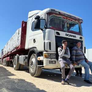 سائقو شاحنات على الجانب المصري من معبر رفح بعد تعليق المساعد