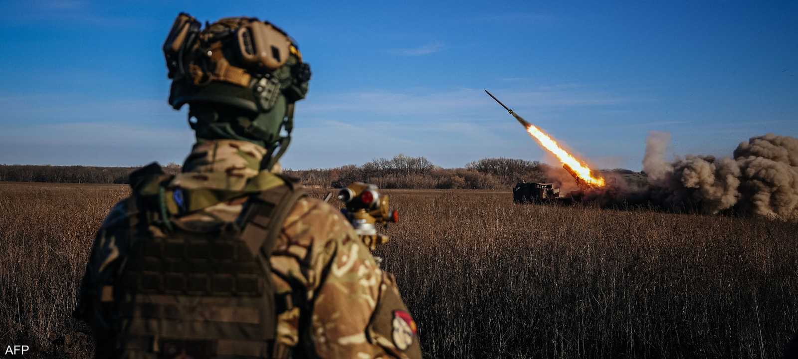 أرشيفية لجندي في الجيش الأوكراني يشرف على إطلاق صاروخ