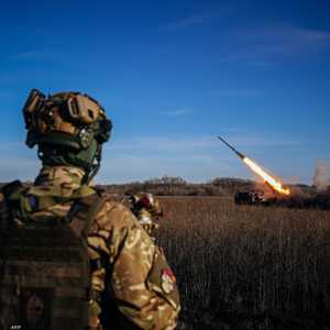 أرشيفية لجندي في الجيش الأوكراني يشرف على إطلاق صاروخ