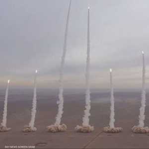 إيران تتهيأ لهجمات محتملة ورئيسها يقول إن بلاده في حالة حرب