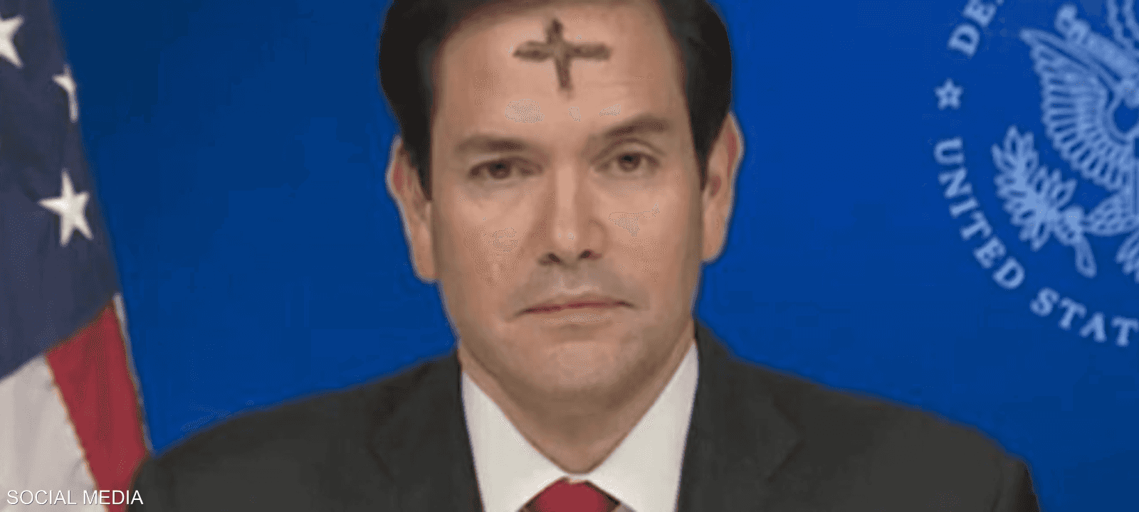 وزير الخارجية الأمريكي ماركو روبيو وعلى جبهته الصليب