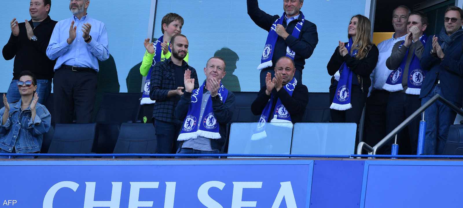 رومان أبراموفيتش يلوح بيده بعد فوز تشلسي بالدوري عام 2017