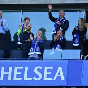 رومان أبراموفيتش يلوح بيده بعد فوز تشلسي بالدوري عام 2017