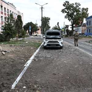 جندي أوكراني يسير في شارع متضرر في منطقة كورسك