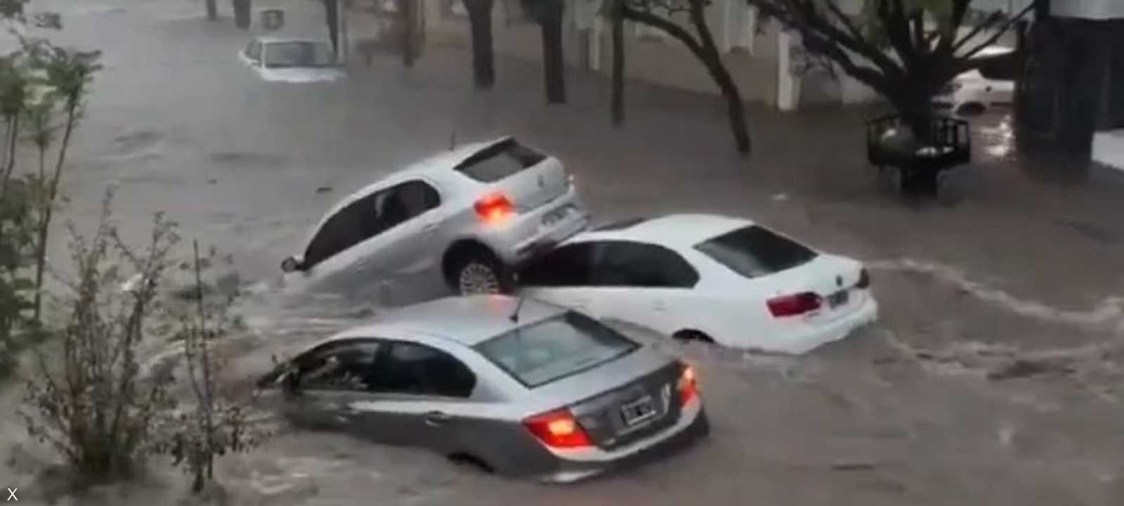 جانب من فيضانات باهيا بلانكا المميتة