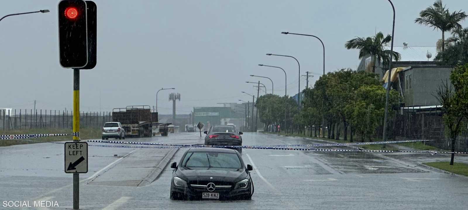 انقطعت الكهرباء عن نحو 310 آلاف منزل في كوينزلاند