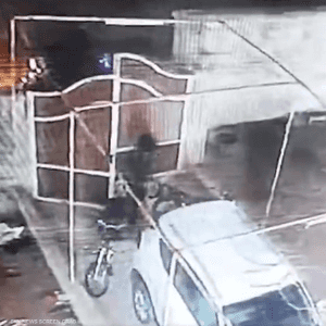 لحظة دخول المسلحين إلى المنزل