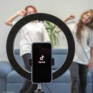 تيك توك يحظى بشعبية كبيرة لدى المراهقين.. أرشيفية