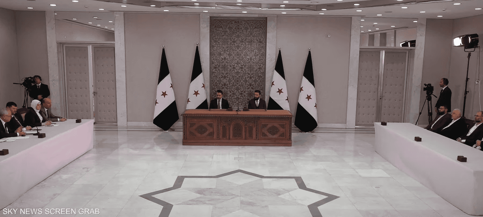 الشرع يوقع مسودة الإعلان الدستوري الجديد