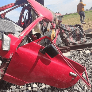 تصادم قطار مع "ميني باص" في مصر