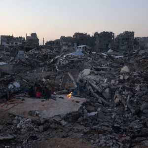 عائلة فلسطينية تجلس على الأنقاض أثناء الإفطار في غزة