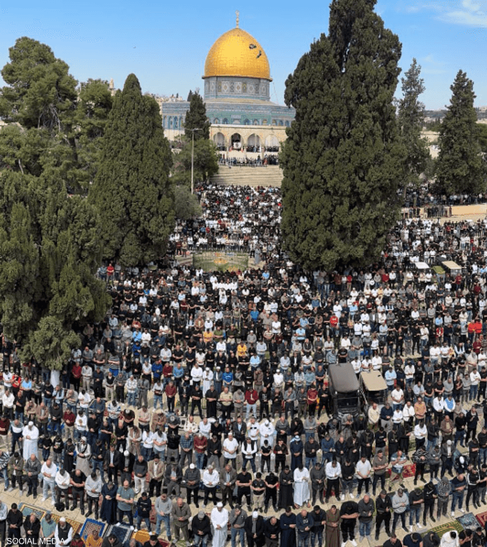 يشهد المسجد الأقصى توافد أعداد كبيرة من المصلين