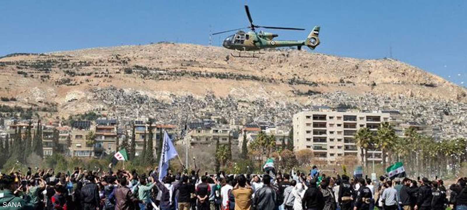 مروحية تلقي الورود خلال احتفالات ذكرى الثورة في دمشق