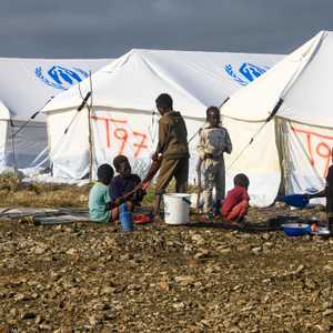 نازحون سودانيون في مخيم تديره مفوضية الأمم المتحدة