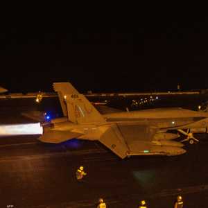 طائرة أميركية تستعد للانطلاق لقصف مواقع حوثية.. أرشيفية