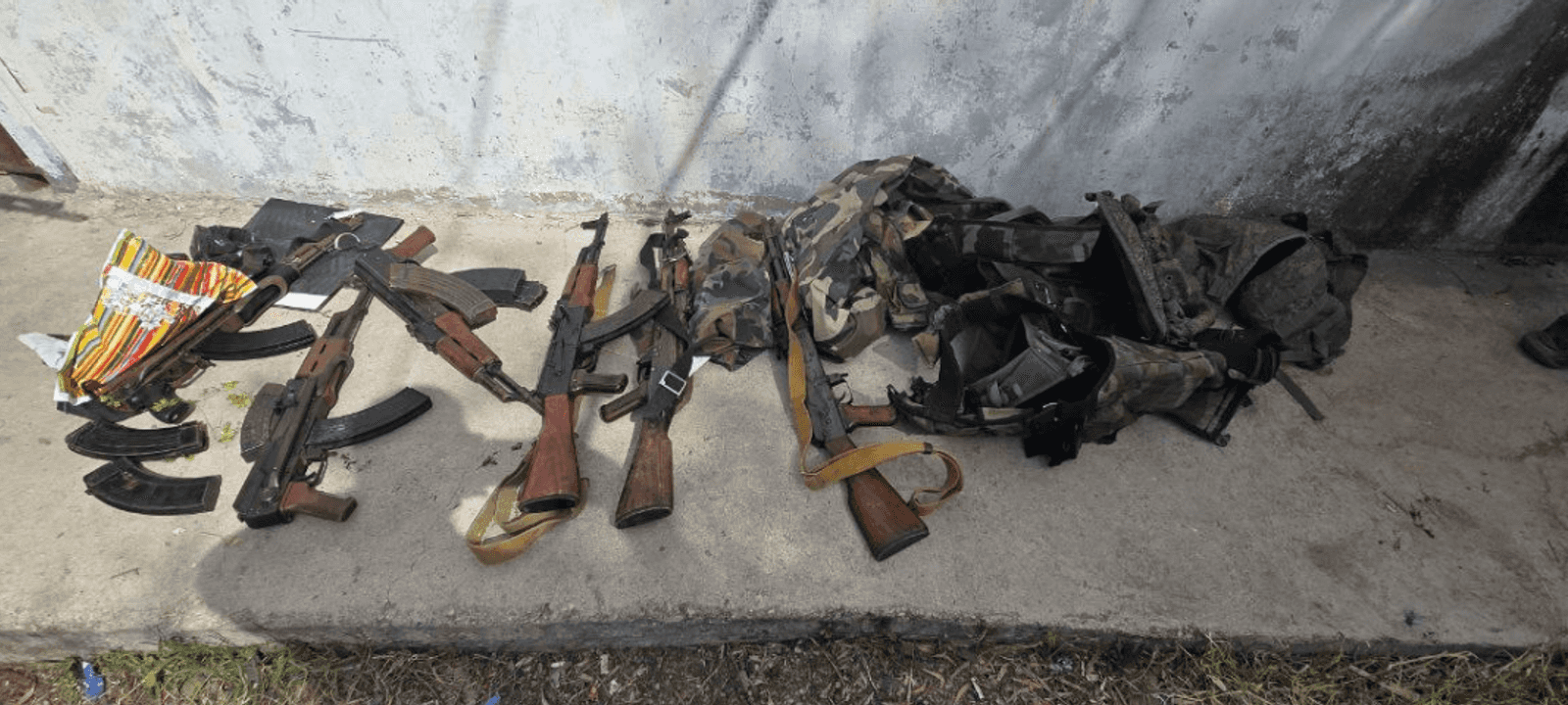 الأسلحة تم العثور عليها بالقرب من أسوار المطار