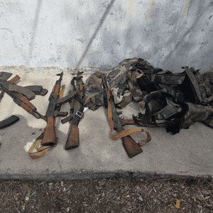 الأسلحة تم العثور عليها بالقرب من أسوار المطار