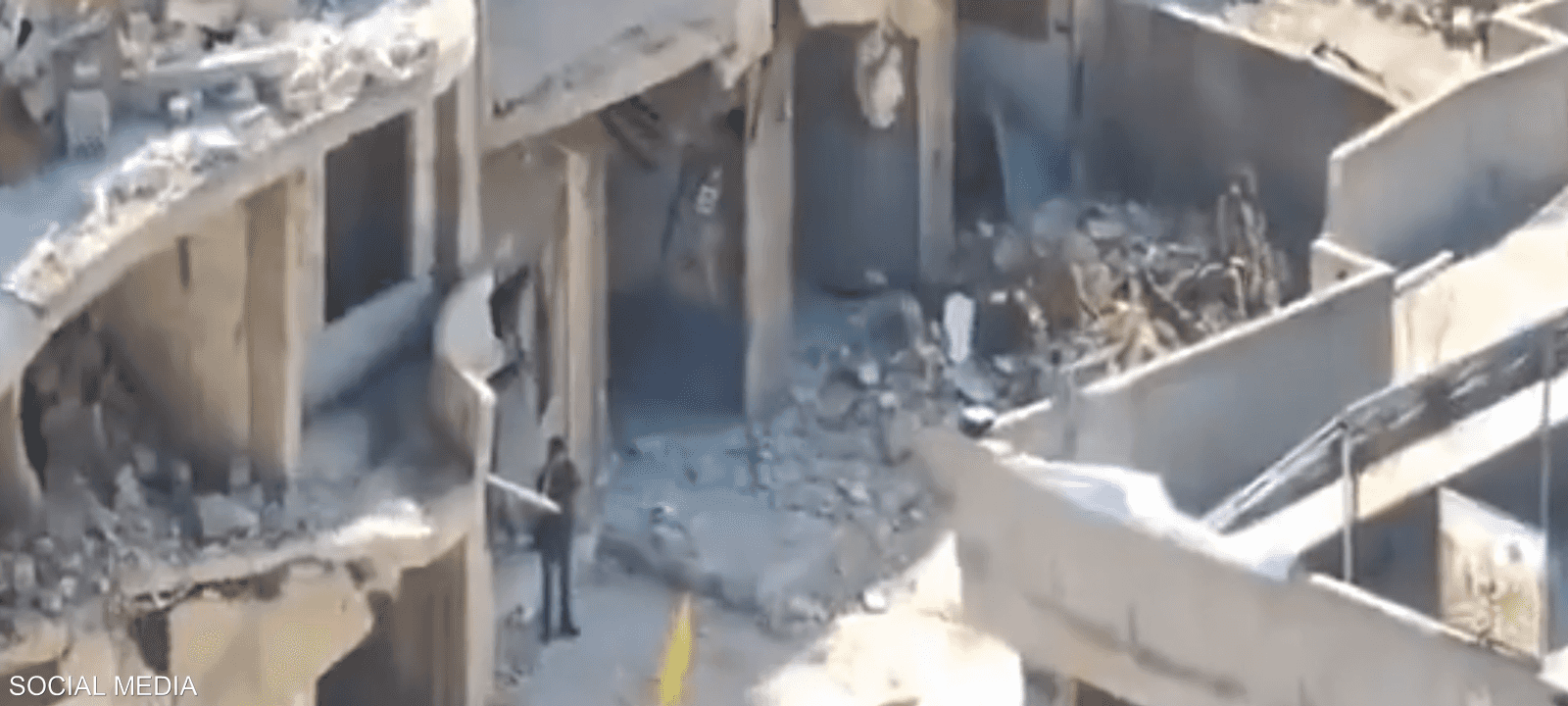 أظهر الفيديو محمد شيت وهو ينقل السلاح إلى إحدى السيارات