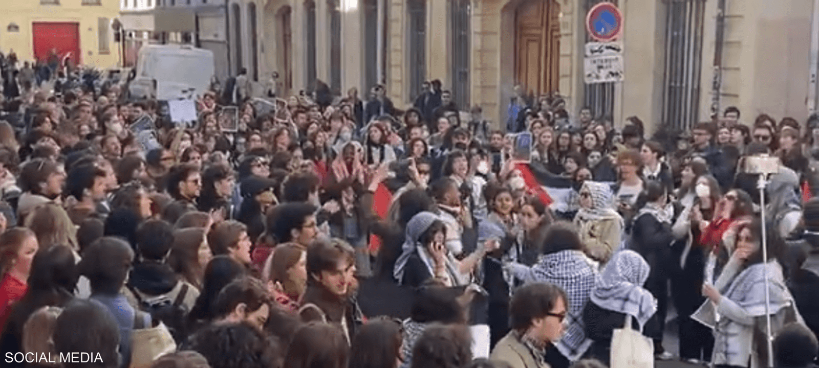 احتجاجات الطلاب المؤيدين لفلسطين عند معهد العلوم بباريس