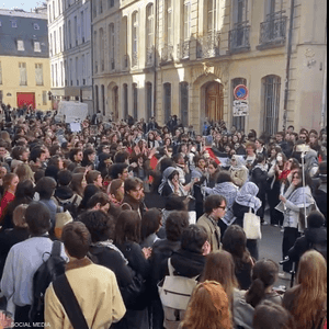 احتجاجات الطلاب المؤيدين لفلسطين عند معهد العلوم بباريس