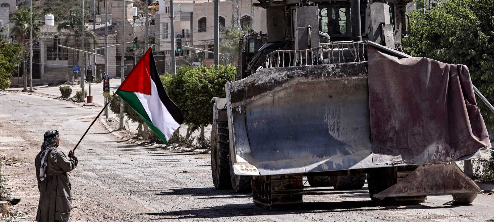 فلسطيني بمواجهة جرافة إسرائيلية في مخيم طولكرم