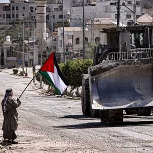 فلسطيني بمواجهة جرافة إسرائيلية في مخيم طولكرم