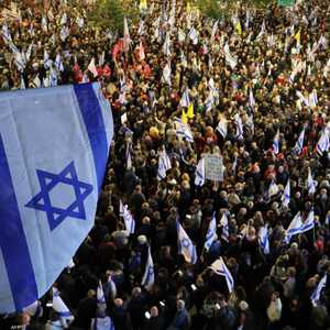 عشرات الآلاف يتظاهرون في تل أبيب