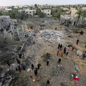آثار غارة إسرائيلية على منزل في خان يونس جنوب قطاع غزة