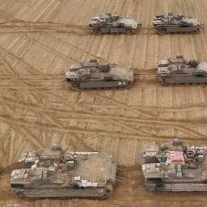 دبابات إسرائيلية تستعد لاقتحام قطاع غزة
